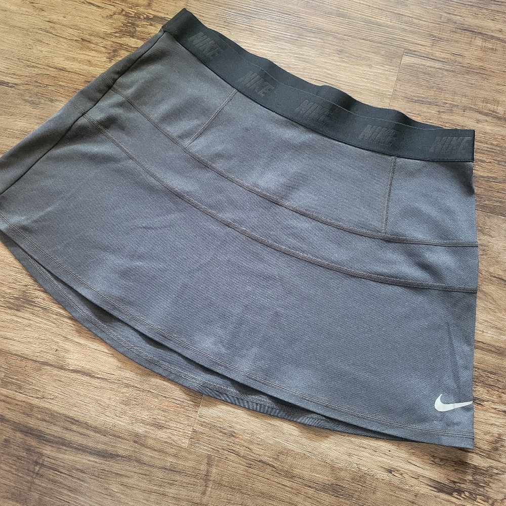 Nike Golf Dri Fit Women's Gray & Black Skirt. Size Large - guc